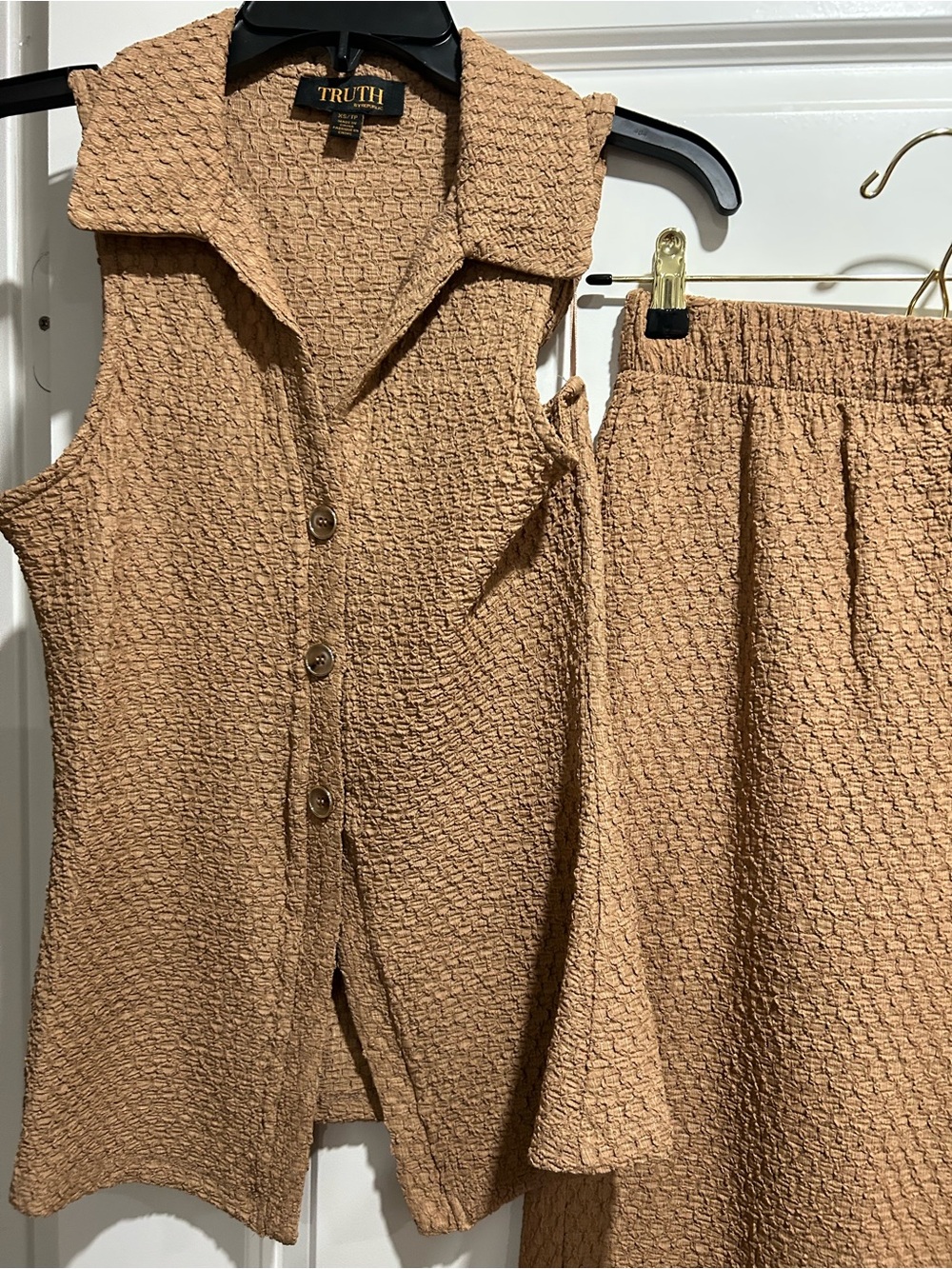 TRUTH Sleeveless Textured Button-Front Tunic in Camel Brown